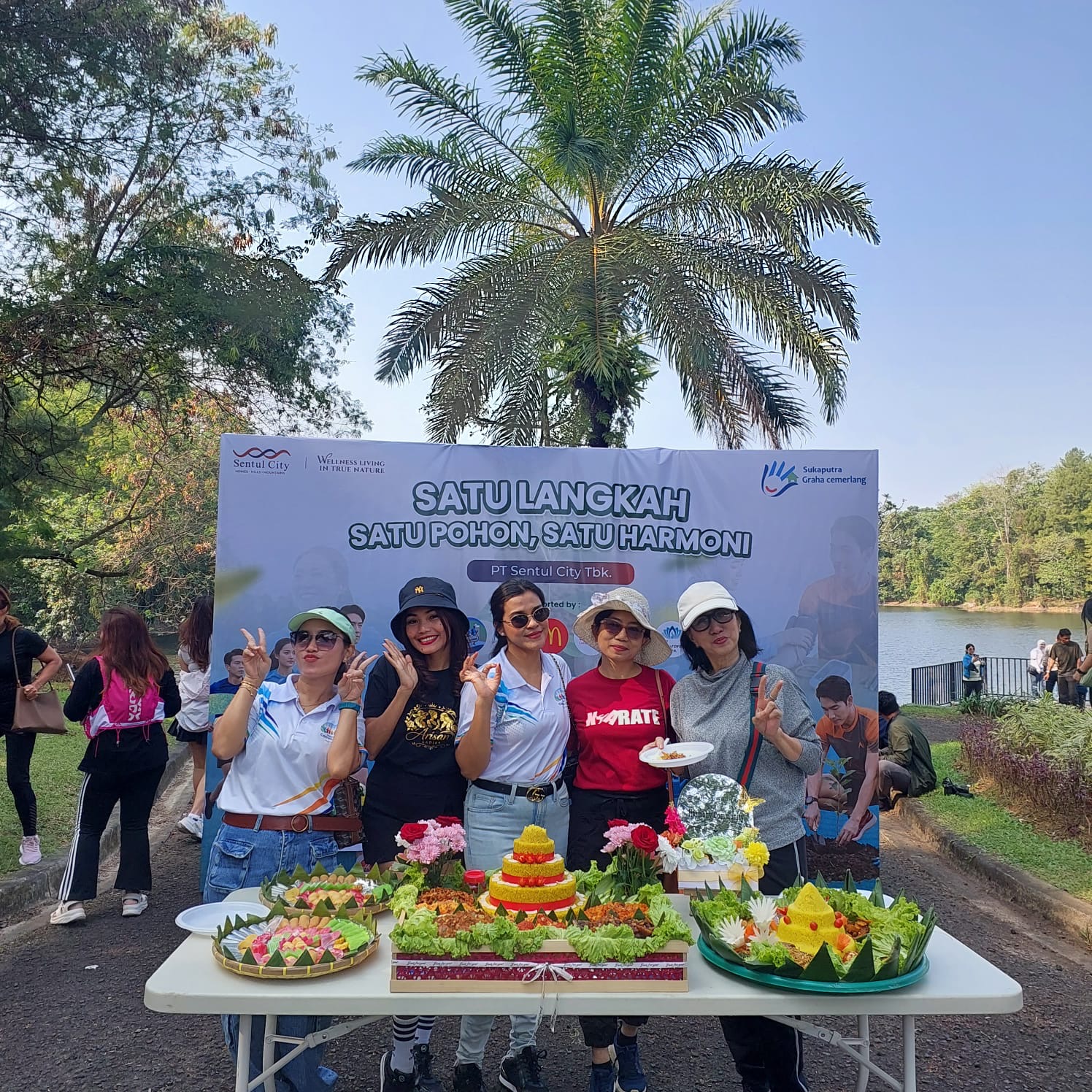Pelaku UMKM dan anggota Harmony Community bersama produk kuliner dalam kegiatan komunitas di Sentul